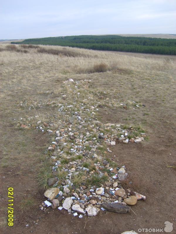 в пещере, точно под этим крестом находится старинный алтарь