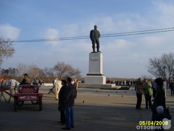 памятник Чкалову на набережной